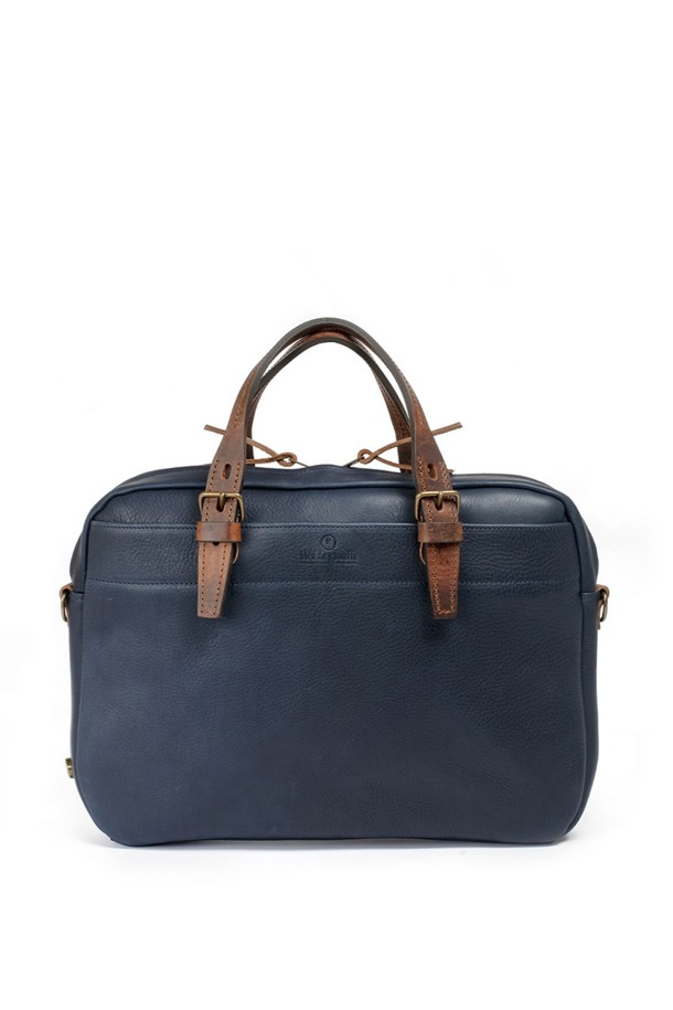 폴더 브리프케이스 - 마린 블루는 남성 고객을 위해 디자인된 미디엄 사이즈의 브리프케이스입니다. 소가죽, 천연 필트, 유기농 코튼 소재를 사용하여 부드러운 촉감과 두꺼운 두께감을 자랑합니다. 무지 패턴의 마린 블루 컬러는 클래식, 미니멀, 시크 스타일을 선호하는 분들에게 적합하며, 외부 포켓 2개, 내부 필트 슬리브, 탈부착 가능 어깨 스트랩, 내부 코튼 지퍼 포켓 등 다양한 수납 기능을 제공합니다. 지퍼와 마그넷 버튼, 황동 부자재로 포인트를 주었으며, 노트북 수납, 캐리어 홀더 기능을 갖춰 비즈니스, 출장, 여행 시 활용하기 좋습니다.
