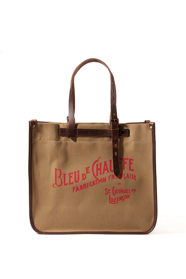 바자 토트백 - 카멜은 소가죽과 캔버스 소재의 미디엄 사이즈 토트백입니다. 남녀 모두 사용 가능하며, 스냅 버튼으로 잠글 수 있는 사각 형태에 로고와 무지 패턴이 적용되었고, 생활 방수 기능이 있습니다. 내부 탈부착 포켓, 모듈형 시스템, YKK 지퍼, 황동 부자재, 풀그레인 가죽, 수작업 제작, 내구성 강화 등의 특징을 갖추어 일상과 여행 모두에 어울리는 클래식하고 캐주얼한 스타일을 연출합니다.
