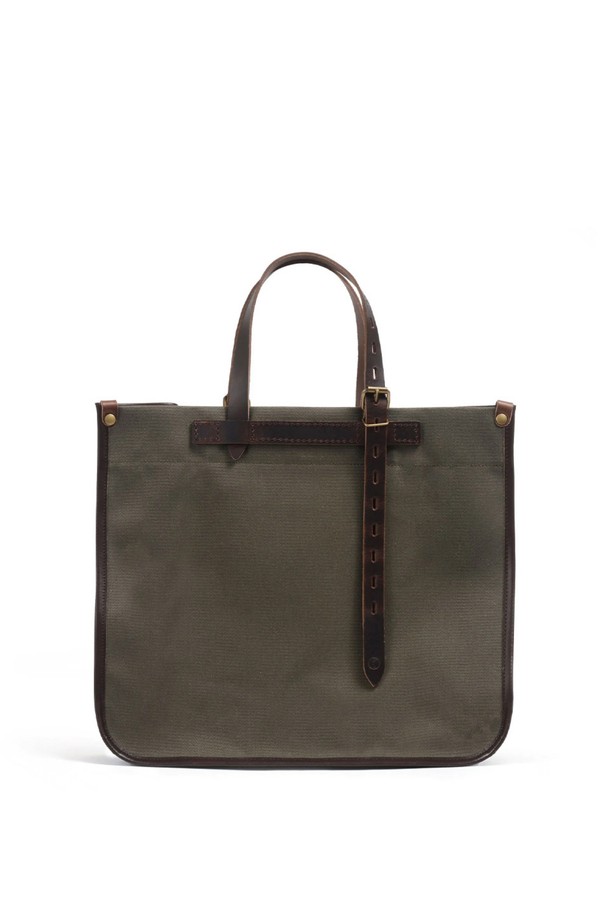 **바자 토트백 - 카키**

남성용 라지 사이즈 토트백으로, 캔버스, 소가죽, 면 소재를 사용하여 튼튼하고 고급스러운 외관을 자랑합니다. 카키, 블랙, 네이비, 아몬드 4가지 색상으로 출시되었으며, 가죽 디테일과 브라스 하드웨어 장식이 돋보입니다. 17인치 노트북 수납이 가능하며 방수 기능과 다양한 수납공간, 탈부착 가능한 내부 포켓을 갖춰 일상, 비즈니스, 여행 등 다용도로 활용할 수 있습니다.
