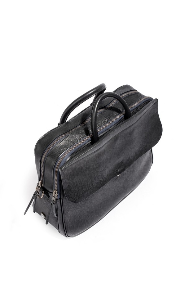 제포 듀오 브리프케이스 - 누아르 블랙은 남성을 위한 미디엄 사이즈 브리프케이스입니다. 소가죽, 펠트, 면, 캔버스, 황동 소재로 제작되었으며, 무지 패턴에 버클 디자인 장식이 돋보입니다. 15인치 노트북 수납이 가능하며, 2개의 메인 수납공간, 외부 앞뒤 포켓, 탈부착 가능한 펠트 노트북 슬리브, 면 내부 포켓, 어깨 스트랩, YKK Excella 지퍼를 갖춘 실용적인 제품입니다.
