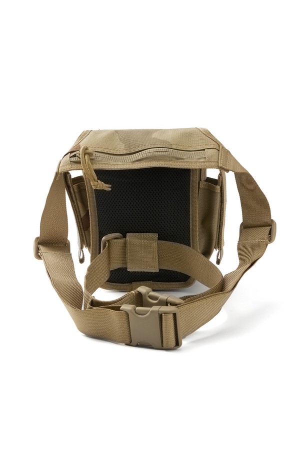 아델리 펭귄 웨이스트백 - 데저트 카모는 남성용 웨이스트백으로, 나일론 소재에 사각 디자인과 카모 패턴이 특징입니다. 방수 및 생활 방수 기능을 갖추어 일상, 하이킹, 백패킹 등 다양한 용도로 활용 가능하며, MOLLE 시스템 호환, 웨이스트 및 레그 스트랩, 전면 및 내부 포켓, 탈부착 가능한 레그 스트랩 등의 다양한 기능을 제공합니다. 데저트 카모 외 블랙 포리지, 카키 포리지 색상으로 출시되었으며, 캐주얼, 고프코어, 워크웨어 스타일을 연출하기 좋습니다.
