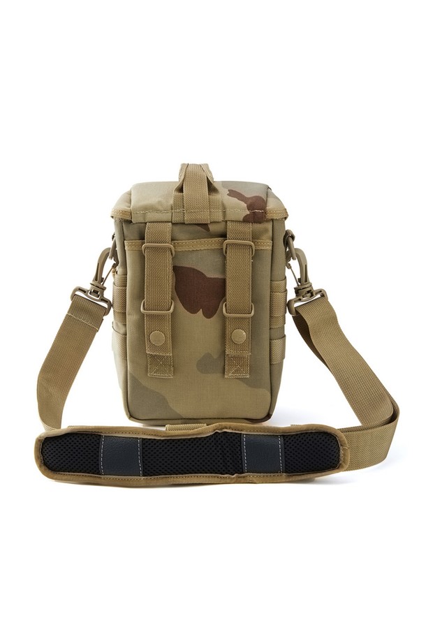 스패로우 스몰백 - 데저트 카모는 나일론 소재의 스몰 사이즈 가방입니다. 베이지 컬러의 카모 패턴과 버클, 스트랩 디자인이 특징이며, 사각형 모양에 숄더 스트랩과 탑핸들이 있어 다양한 방식으로 활용 가능합니다. 생활 방수 기능을 갖췄으며, 3단 수납 구조와 MOLLE 시스템 호환, 탈부착 가능한 방수 커버를 포함하여 여행 및 일상에서 다용도로 사용할 수 있습니다.

