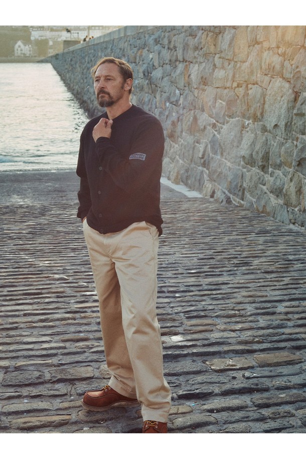 슈퍼 파인 메리노울 라운드넥 가디건 - 블랙은 겨울 데일리룩과 미니멀 스타일에 완벽하게 어울리는 가디건입니다. 슈퍼 파인 메리노 울 100% 소재로 제작되어 부드러운 촉감과 뛰어난 보온, 통기성을 자랑합니다. 14G 고밀도 니팅과 링킹 기법을 사용하여 견고하며, 세탁 후에도 형태가 유지됩니다. 라운드넥 디자인과 레귤러핏으로 편안한 착용감을 제공하며, 손가락 구멍 디테일이 특징입니다. 블랙 컬러의 무지 가디건으로 클래식하고 베이직한 스타일을 연출하기 좋습니다.
