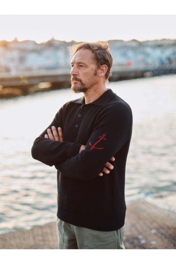 머서라이즈 코튼 새들 카라 니트 - 블랙은 부드럽고 매끄러운 촉감이 특징인 상의 니트입니다. 머서라이즈 코튼 소재로 제작되어 은은한 광택이 흐르며, 굵은 골의 변형 리브 조직이 돋보입니다. 레귤러핏으로 제작되었으며, 봄, 가을에 적합한 긴소매 니트입니다. 새들 카라 디자인과 앵커 패턴이 클래식하면서도 베이직한 스타일을 연출하며, 데이트룩, 카페룩에 매치하기 좋습니다. 왼쪽 소매의 앵커 포인트 디테일이 돋보이는, 미니멀하고 캐주얼한 스타일의 니트입니다.
