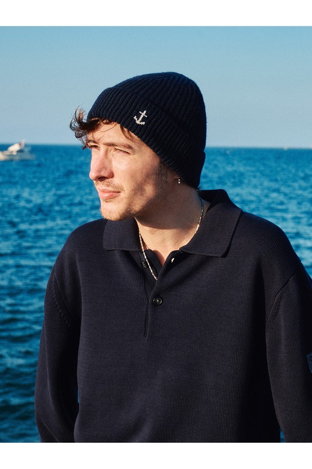 머서라이즈 코튼 카라 니트 - 네이비는 부드러운 촉감과 실키한 광택을 자랑하는 머서라이즈드 코튼 소재의 니트입니다. 봄, 가을에 착용하기 좋으며, 중간 두께감으로 보온성과 통기성을 갖췄습니다. 베이직하고 클래식한 스타일로 출근룩, 비즈니스 캐주얼, 데이트룩 등 다양한 TPO에 활용 가능합니다. 레귤러핏에 카라넥 디자인, 골지 패턴과 긴 소매가 특징이며, 필링 및 수축 저항성을 높였습니다. 완전 패셔닝 구조와 패치 디테일로 완성도를 높인, 미니멀하고 클래식한 무드의 니트입니다.
