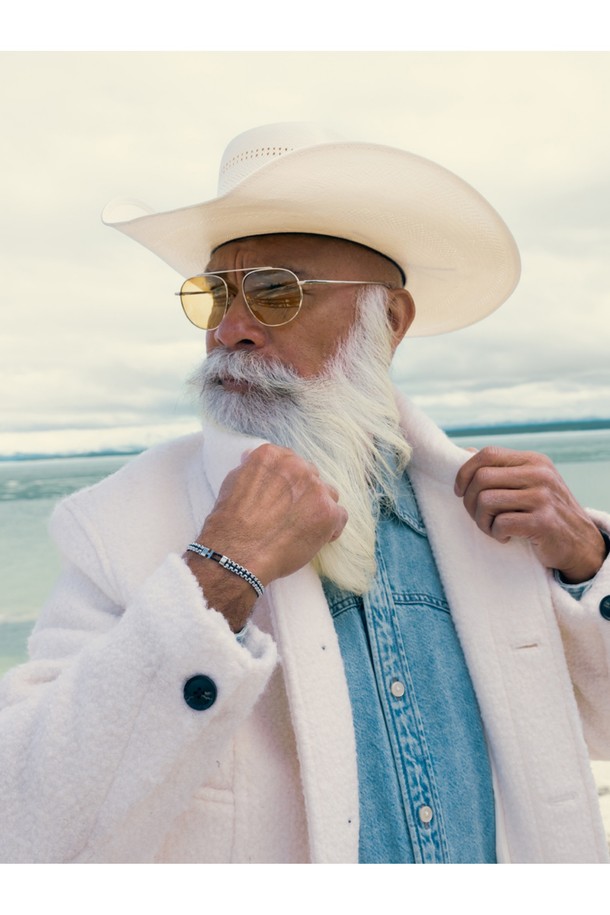 카테나 베니션 7 팔찌 - 네이비X실버는 일상 및 산책, 여행 스타일에 맞춰 착용하기 좋은 팔찌입니다. 고강도 선박 로프와 316L 스테인리스 스틸 소재로 제작되어 뛰어난 내구성과 내식성, 내부식성을 자랑합니다. 네이비와 실버 컬러 조합이 세련된 느낌을 주며, 손바느질, 매듭법, 레이저 각인 기법으로 섬세하게 완성되었습니다. 돼지와 닭 모티프 디자인이 독특하며, 이음새 없는 마감과 뛰어난 착용감, 레이어드 스타일 연출이 가능합니다. 칼로 쉽게 절단되지 않고 해수, 염분, 산성 환경에서도 부식되지 않아 오랫동안 변함없이 착용할 수 있습니다.
