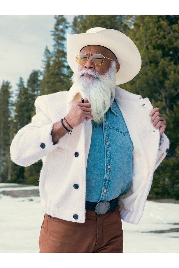 카테나 베니션 7 팔찌 - 블랙X블랙은 캐주얼, 미니멀, 클래식 스타일을 추구하는 분들을 위한 팔찌입니다. 해양용 로프와 316L 스테인리스스틸 소재를 사용하여 내구성이 뛰어나며, 염수 및 산성 환경에도 강합니다. 블랙 컬러의 브레이드(땋은) 패턴과 레이저 각인 디자인으로 포인트를 주어 일상, 산책룩, 여행룩 등 다양한 TPO에 매치하기 좋습니다. 클립형 잠금 방식으로 착용이 간편하며, 수작업으로 제작되어 섬세함을 더했습니다. 특히 색상 유지력이 우수하여 오랫동안 변함없는 스타일을 연출할 수 있습니다.
