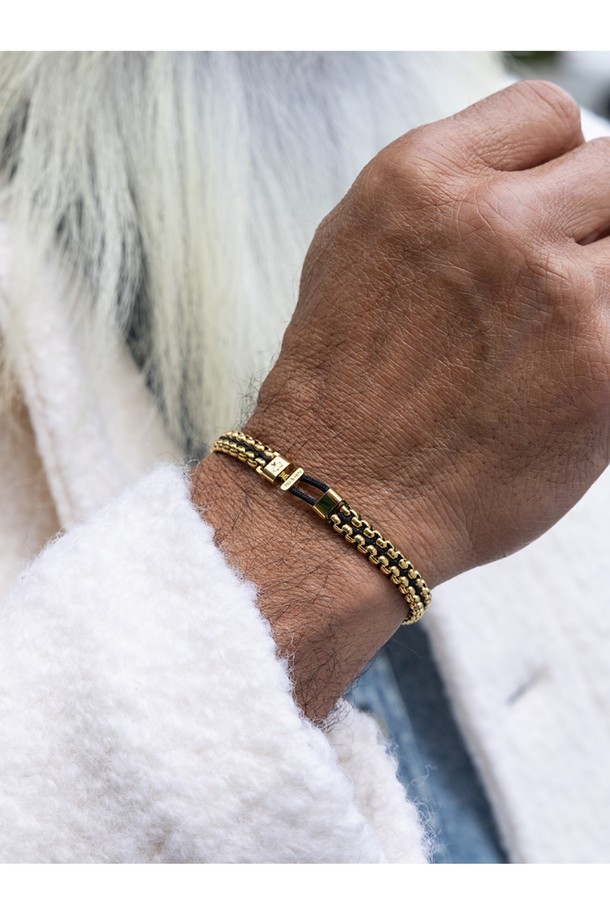 카테나 베니션 7 (Venetian 7) 팔찌 - 블랙X골드는 미니멀하고 모던한 스타일의 팔찌입니다. 316L 등급 스테인리스 스틸과 마린 로프 소재를 사용하여 일상 및 마린 스포츠 활동에 적합하며, 뛰어난 방수, 내식성, 내구성을 자랑합니다. 7mm 박스체인과 14mm 스틸 클래스프, 핸드 스티치 및 매듭 공법으로 제작되어 고급스러움을 더했습니다. 블랙과 골드 컬러 조합이 세련된 느낌을 주며, 레이어드하여 다양한 스타일을 연출할 수 있습니다. 휴가룩, 캐주얼 스타일에 포인트를 더해보세요.
