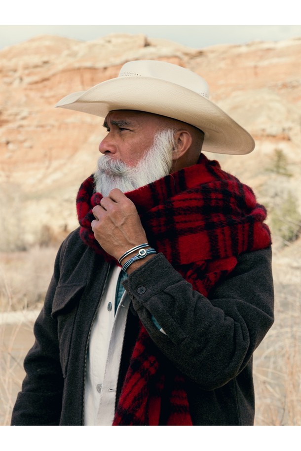 돈디노 팔찌 - 아크틱블루X슬레이트그레이X실버는 캐주얼, 미니멀, 클래식 스타일에 잘 어울리는 남녀 공용 팔찌입니다. 고강도 선박 로프와 316L 스테인리스 스틸 소재를 사용하여 내구성과 내식성, 내부식성이 뛰어나며, 100% 수작업 손바느질로 제작되어 이음새 없는 마감 디테일을 자랑합니다. 아크틱블루, 슬레이트그레이, 실버 컬러 조합은 시원하면서도 세련된 느낌을 주며, 레이저 각인 디자인 장식이 포인트입니다. 동네 마실룩, 여행룩, 휴가룩 등 다양한 TPO에 매치하여 개성 있는 스타일을 연출할 수 있으며, 시간이 흐를수록 편안해지는 착용감과 오랫동안 변색되지 않는 색감을 경험할 수 있습니다.
