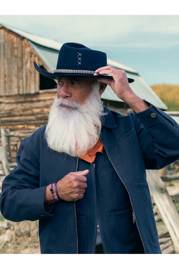 이지 에드 팔찌 - 로얄퍼플X블랙은 캐주얼, 미니멀, 리조트 스타일을 아우르는 팔찌입니다. 로얄퍼플과 블랙 컬러 조합이 세련된 이 팔찌는 고강도 해양 로프와 316L 스테인리스 스틸을 사용하여 뛰어난 내구성과 내부식성을 자랑합니다. 일상생활은 물론 해양 스포츠 활동에도 적합하며, 방수 기능으로 쾌적하게 착용할 수 있습니다. 수작업 매듭과 레이저 각인 디자인으로 섬세함을 더했으며, O링 연결 방식의 잠금장치로 편안한 착용감을 제공합니다. 휴가룩, 여행룩 등 다양한 TPO에 활용하여 스타일리시함을 연출해보세요.
