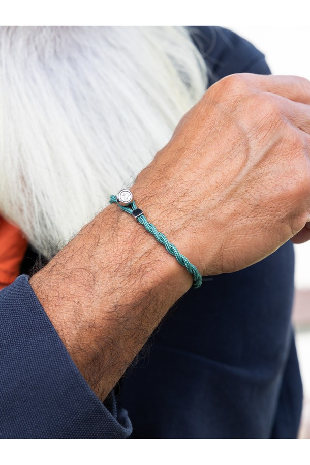 이지 에드(Easy Ed) 팔찌 - 파티나그린X실버는 캐주얼, 스포티, 미니멀 스타일을 추구하는 분들을 위한 팔찌입니다. 파티나그린 컬러의 트위스트 로프와 실버 컬러의 스테인리스 스틸 서클 장식이 조화롭게 어우러져 세련된 디자인을 완성합니다. 316L 등급 스테인리스 스틸을 사용하여 내식성과 내구성이 뛰어나며, 손바느질로 제작되어 튼튼합니다. 매듭 방식으로 잠금을 간편하게 할 수 있으며, 해양 스포츠를 즐길 때나 일상생활에서도 착용할 수 있습니다. 땀에 의한 변색이 없고 레이어드하여 다양한 스타일을 연출할 수 있습니다.
