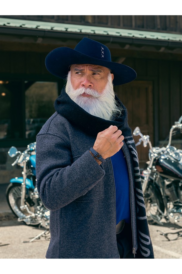 고저스 조지 팔찌는 네이비, 슬레이트그레이, 블랙 3가지 색상의 마린로프와 스테인리스 스틸 소재로 제작된 공용 팔찌입니다. 일상, 여행룩, 휴가룩 등 다양한 TPO에 활용 가능하며, 캐주얼, 미니멀, 클래식 스타일을 아우르는 디자인입니다. 팔찌에는 레이저 각인과 돼지, 닭 모티프 장식이 돋보이며, 수작업 스티치 및 매듭 마감으로 견고함을 더했습니다. 방수, 내구성, 내식성이 뛰어나며, 해수 저항성과 절단 저항성을 갖춰 오랫동안 변함없이 착용할 수 있습니다. 착용할수록 편안해지는 것이 특징이며, 녹슬지 않는 하드웨어와 우든 케이스 포장으로 고급스러움을 더했습니다.
