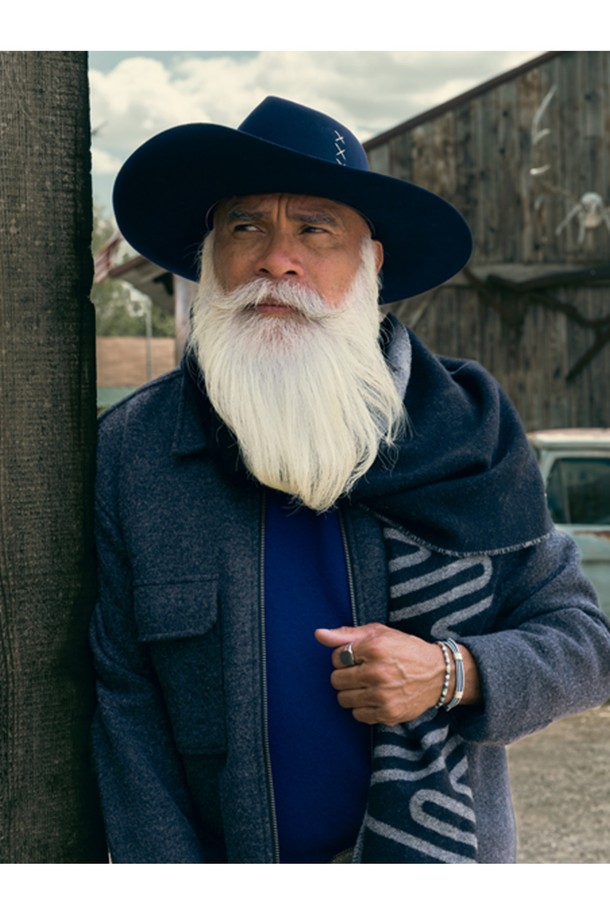 더블 리틀 루이스 팔찌는 슬레이트그레이, 아틱블루, 실버 컬러 조합의 팔찌입니다. 4mm 라운드 로프 디자인으로, 미니멀하고 모던한 스타일을 연출하며 휴가룩과 여행룩에 잘 어울립니다. 내구성이 뛰어나고 방수 기능이 있으며, 녹슬 염려 없이 해양 스포츠를 즐길 수 있습니다. 100% 수작업으로 제작되었으며, 땀에 의한 변색 없이 오랫동안 착용할 수 있습니다. 레이어드하여 더욱 개성 있는 스타일을 완성할 수 있습니다.
