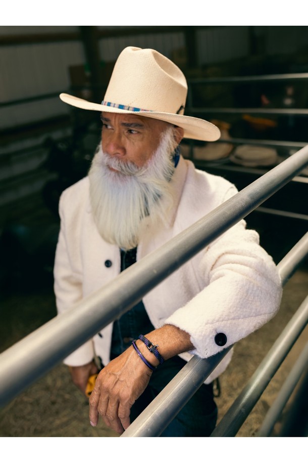 비셔스 빅 팔찌 - 블랙X로얄퍼플X블랙은 캐주얼, 스포티, 미니멀 스타일을 선호하는 남녀 모두에게 어울리는 팔찌입니다. 블랙과 로얄퍼플 컬러 조합으로 시크하면서도 세련된 느낌을 줍니다. 316L 스테인리스 스틸과 7mm 선박용 로프를 사용하여 뛰어난 내구성과 내식성을 자랑하며, 방수 기능으로 해양 스포츠 활동에도 적합합니다. 레이저 각인과 수작업 매듭 디테일이 돋보이며, 단독 또는 레이어드 착용으로 다양한 스타일 연출이 가능합니다. 휴가룩, 여행룩에 포인트를 더해보세요.
