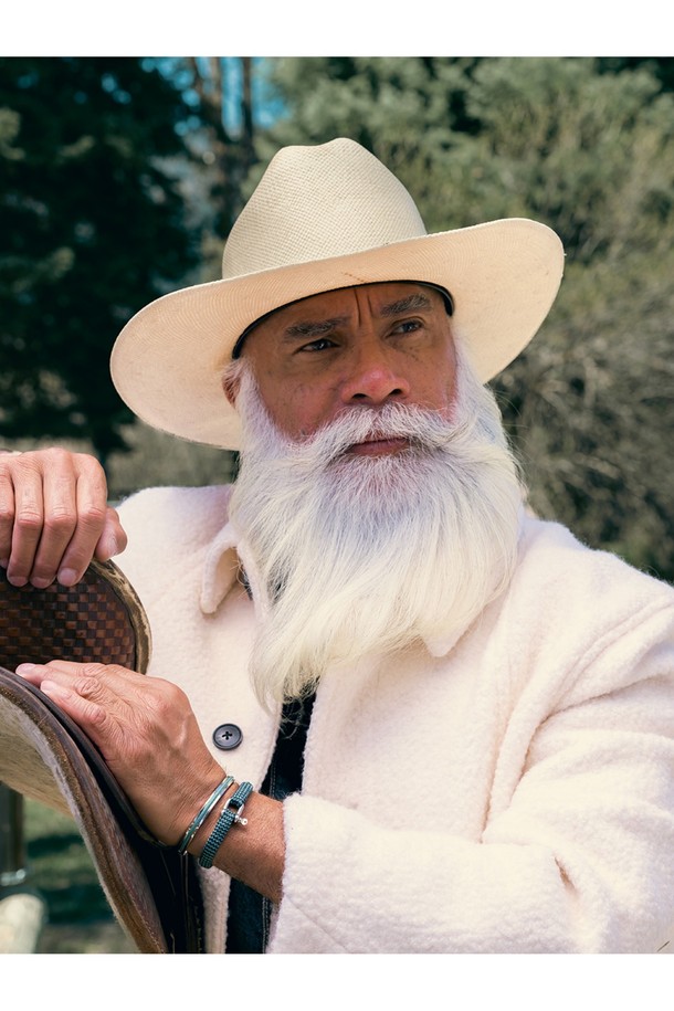 비셔스 빅 팔찌 - 파티나그린X네이비X실버는 미니멀하고 캐주얼한 스타일의 공용 팔찌입니다. 파티나그린, 네이비, 실버 컬러 조합으로, 해양 스포츠와 일상생활에서 착용하기 좋습니다. 스테인리스 스틸과 플랫 로프 소재로 제작되어 내구성이 뛰어나며, 염분, 녹, 변색에 강한 기능성을 갖췄습니다. D자 클 디자인으로 섬세하게 제작되었으며, S, SM, M, ML 사이즈로 제공됩니다. 가볍고, 손바느질과 매듭법으로 완성되어 단독 또는 레이어드하여 착용할 수 있습니다.
