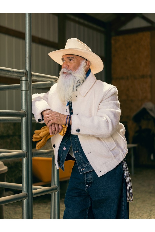 **나바크 6 팔찌 - 로얄퍼플X블랙**

로프 디자인이 돋보이는 나바크 6 팔찌는 로얄퍼플과 블랙 컬러 조합으로 세련된 스타일을 연출합니다. 316L 등급 스테인리스 스틸 프레임과 나일론 소재로 제작되어 내구성이 뛰어나며, 방수, 내식성 기능을 갖춰 일상 및 마린 스포츠 활동에 적합합니다. 뱅글 스타일로 제작되어 레이어드 착용이 용이하며, 땀과 해수에 강해 사계절 내내 편안하게 착용할 수 있습니다. 캐주얼, 스포티 무드를 즐기는 당신의 휴가룩, 여행룩에 포인트 아이템으로 활용해보세요.
