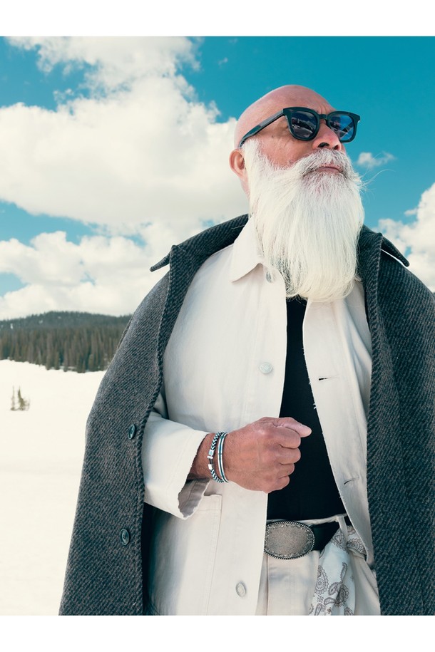 "나바크 6" 팔찌는 파티나그린 색상과 실버 색상의 조화가 돋보이는 공용 팔찌입니다. 316L 의료용 스테인리스 스틸과 1.8mm 고강도 마린로프를 사용하여 제작되어 일상생활은 물론 마린 스포츠 활동에도 적합합니다. 미니멀하고 캐주얼한 스타일로, 여행룩에 포인트 아이템으로 활용하기 좋습니다. 레이저 각인으로 디자인 포인트를 더했으며, 방수, 내식성, 내구성이 뛰어나 변색 없이 오래도록 착용할 수 있습니다. 100% 수작업으로 꼼꼼하게 제작되었으며, 비노출 이음새 마감과 소금물 저항성을 갖춰 섬세함과 실용성을 모두 놓치지 않았습니다.
