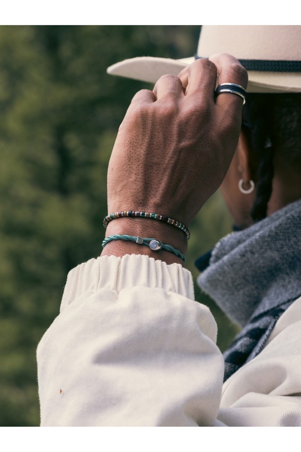 브론타이드 4 팔찌 - 나라X실버는 미니멀한 디자인과 견고한 내구성을 자랑하는 팔찌입니다. 4mm 두께의 선박 로프와 316L 스테인리스 스틸 소재를 사용하여 해양 스포츠를 포함한 일상생활에서 자유롭게 착용할 수 있습니다. 천둥번개 모티브와 슬라이더, 레이저 각인 디자인은 스타일리시한 포인트를 더하며, 나라X실버를 포함한 5가지 다채로운 컬러 옵션을 제공합니다. 녹슬지 않고, 염분에 강하며, 변색 없는 특징으로 오랫동안 변함없이 사용할 수 있으며, 방수 기능과 사이즈 조절 기능으로 실용성을 높였습니다. 휴가룩, 캐주얼, 리조트룩 등 다양한 스타일에 단품 또는 레이어드하여 개성 있는 연출이 가능합니다.
