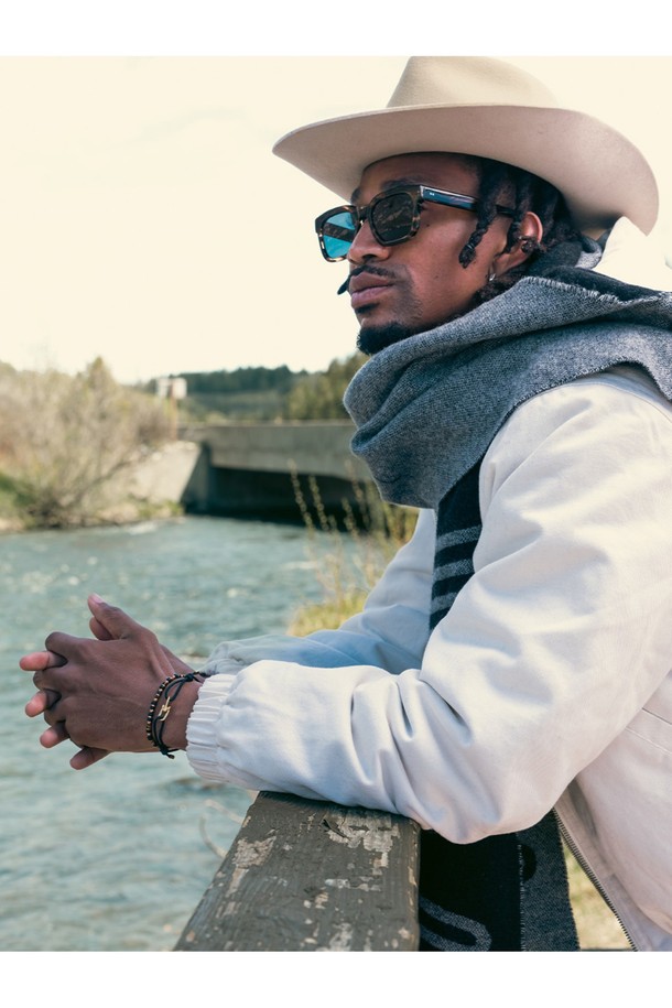 브론타이드 4 팔찌 - 타카야마X골드

스타일리시함과 실용성을 겸비한 브론타이드 4 팔찌입니다. 타카야마와 골드 컬러 조합으로 세련된 멋을 더하며, 일상, 휴가, 여행 등 다양한 TPO에 활용 가능합니다. 내구성이 뛰어난 로프와 부식 방지 기능의 스테인리스 스틸 소재를 사용하여 해양 스포츠에도 적합합니다. 슬라이더 조절형으로 사이즈를 자유롭게 조절할 수 있으며, 심플한 디자인에 레이저 각인 디테일이 더해져 미니멀, 캐주얼, 리조트룩에 포인트를 더합니다. 방수 기능으로 물놀이 시에도 걱정 없이 착용할 수 있으며, 레이어드 연출도 용이합니다.
