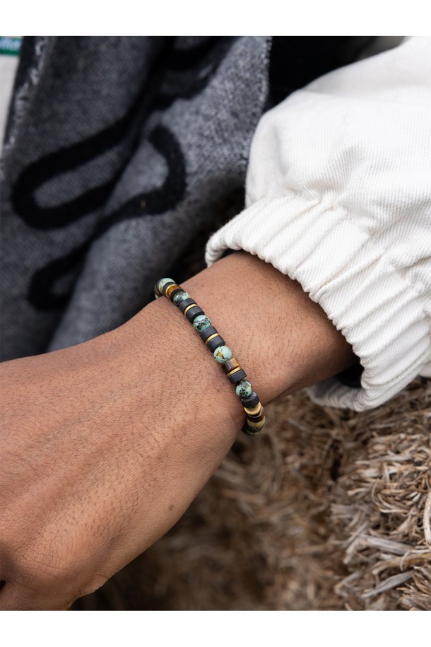 브론타이드 6 팔찌 - 시바타X골드는 캐주얼 스타일의 팔찌입니다. 시바타와 골드 컬러 조합의 스테인리스 스틸과 선박 로프 소재로 제작되었으며, S, M, L 세 가지 사이즈로 제공됩니다. 천둥번개 모티브의 6mm 두께 디자인에 손바느질과 매듭 디테일이 더해져 유니크함을 더합니다. 방수, 내구성, 내변색 기능으로 해양 스포츠를 즐길 때도 착용 가능하며, 레이어드하여 스타일리시하게 연출할 수 있습니다. 휴가룩, 리조트룩, 여행룩에 포인트를 더하여 미니멀하고 세련된 스타일을 완성해보세요.
