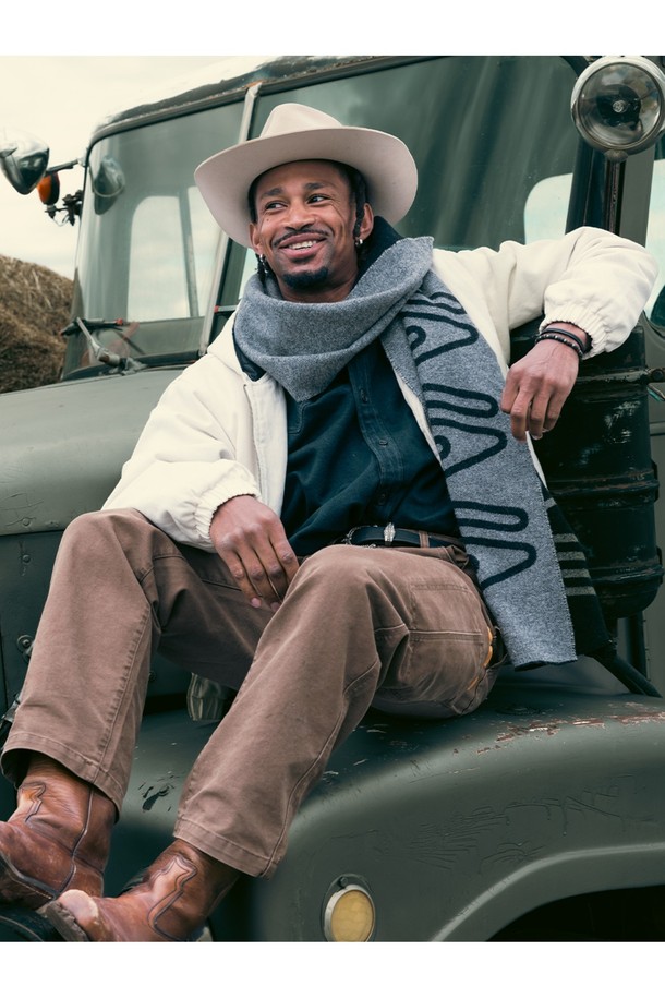 브론타이드(Brontide) 6 팔찌 - 코야산X블랙은 미니멀하고 럭셔리한 스타일을 추구하는 남녀 모두를 위한 팔찌입니다. 코야산과 블랙 컬러 조합으로 세련된 멋을 더하며, 일상, 휴가, 리조트, 여행 등 다양한 TPO에 잘 어울립니다. 316L 의료용 스테인리스 스틸과 마린 로프 소재를 사용하여 내구성이 뛰어나고, 6mm 두께로 견고함을 더했습니다. 보석 장식으로 포인트를 주었으며, 방수, 내식성, 경량 기능으로 마린 스포츠 활동에도 적합합니다. 땀에 의한 변색이 없고, 높은 열전도성을 자랑하여 오랫동안 변함없는 만족감을 선사합니다.
