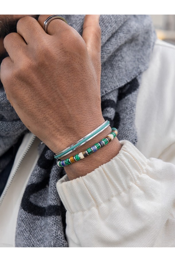 브론타이드(Brontide) 6 팔찌 - 나리타X실버는 해양용 로프와 316L 스테인리스 스틸을 사용하여 제작된 팔찌입니다. 실버와 네이비 두 가지 색상으로 제공되며, 일상, 여행, 휴가, 산책 등 다양한 TPO에 어울립니다. 캐주얼, 미니멀, 리조트 스타일을 즐기는 분들께 추천하며, 100% 수작업으로 제작되어 뛰어난 내구성과 색상 유지력을 자랑합니다. 레이저 각인으로 포인트를 더했으며, 방수 기능과 내염수성으로 편안하게 착용할 수 있습니다.
