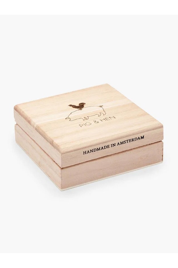 브론타이드(Brontide) 6 팔찌 - 니코X골드는 캐주얼, 미니멀, 리조트 스타일을 즐기는 분들을 위한 팔찌입니다. 니코와 골드 컬러 조합에 스테인리스스틸과 마린로프 소재를 사용하여, 일상과 마린 스포츠 활동 모두에 적합합니다. 6mm 두께의 팔찌는 레이저 각인과 수작업 매듭으로 디자인되었으며, 100% 수작업 스티칭으로 완성되었습니다. 땀에 변색될 염려 없이 오래 사용할 수 있으며, 레이어드 착용이 가능해 다양한 스타일을 연출할 수 있습니다. 우드 케이스 패키징으로 소장 가치를 높였습니다.
