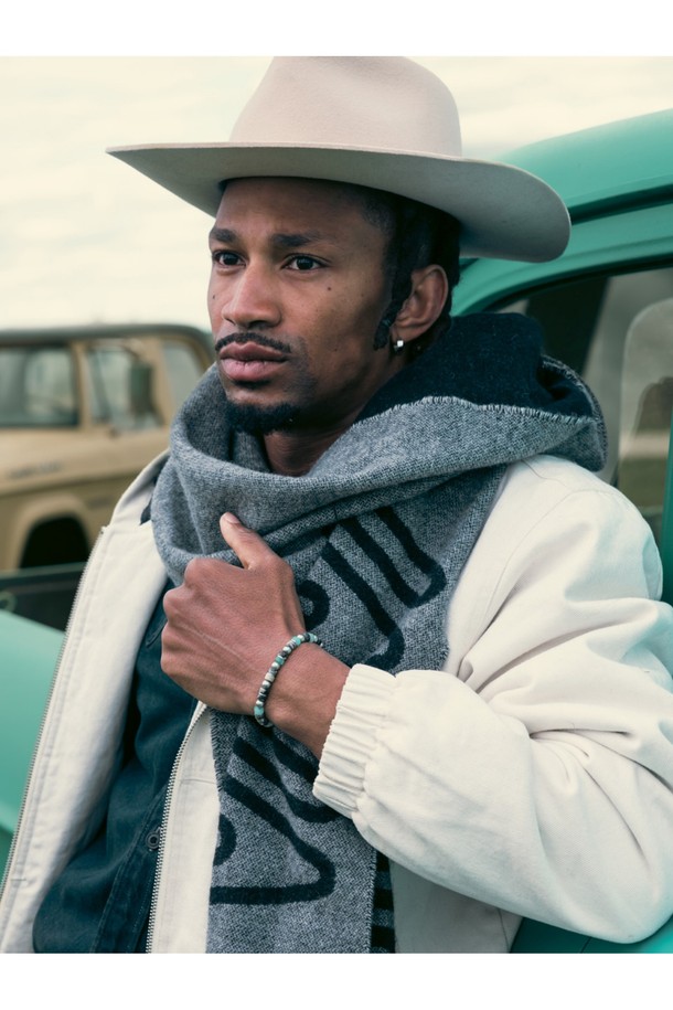 브론타이드(Brontide) 6 팔찌 - 하코다테X실버는 캐주얼, 미니멀, 클래식 스타일을 추구하는 남녀 모두를 위한 팔찌입니다. 해수 및 염분에 강한 316L 스테인리스스틸 소재와 고강도 마린로프를 사용하여 일상, 휴가, 여행 등 다양한 TPO에 착용하기 좋습니다. 6mm 두께의 브레이드(Braid) 패턴에 하코다테 컬러와 실버 컬러가 조화롭게 어우러지며, 레이저 각인과 매듭 디테일이 디자인의 완성도를 높입니다. 방수 및 내식 기능을 갖춰 땀에 변색될 걱정 없이 오랫동안 사용할 수 있으며, S, M, L 세 가지 사이즈로 출시됩니다. 프리미엄 우드 케이스에 담겨 제공되어 소중한 사람에게 선물하기에도 좋습니다.
