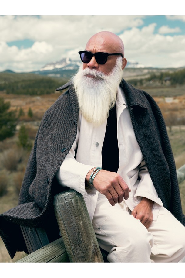 카테나 폭스테일 팔찌 - 파티나그린X실버는 캐주얼, 미니멀, 리조트룩 스타일을 위한 팔찌입니다. 방수 및 내식성을 갖춘 스테인리스 스틸과 로프 소재로 제작되어 일상과 수상 스포츠 활동에 적합합니다. 더블 레이어드 스타일과 수작업 스티치, 해수 저항성을 더하여 내구성을 높였습니다. 파티나그린과 실버 컬러의 조화는 시원하고 세련된 느낌을 주며, 레이저 각인 디자인으로 포인트를 더했습니다. 휴가룩과 여행룩에 매치하여 스타일리시한 연출을 완성해보세요.
