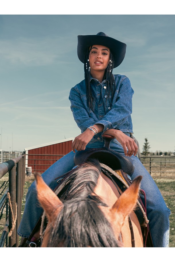 **빌리 팔찌 - 아크틱블루X실버**는 여성 고객을 위한 팔찌로, 미니멀, 리조트, 클래식 스타일을 추구하는 분들께 추천합니다. 아크틱블루 컬러의 고강도 선박용 로프와 실버 컬러의 스테인리스 스틸 소재가 조화롭게 어우러져 내구성과 내식성이 뛰어납니다. 자물쇠 모양의 클래스프와 레이저 각인 디테일이 돋보이며, 손바느질 마감으로 섬세함을 더했습니다. 방수 기능과 바닷물, 염분에 강해 휴가룩, 리조트룩, 여행룩에 포인트 아이템으로 활용하기 좋습니다. 레이어드하여 더욱 다채로운 스타일을 연출할 수 있습니다.
