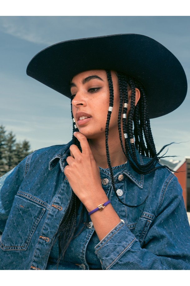 (여성) 빌리 팔찌 - 로얄퍼플X골드는 모던한 스타일을 연출하는 여성용 팔찌입니다. 로얄퍼플과 골드 컬러의 조화가 세련된 분위기를 자아내며, 316L 스테인리스 스틸과 선박 로프 소재로 제작되어 방수 기능과 부식 방지 기능을 갖춰 일상생활에서 편안하게 착용할 수 있습니다. 견고한 수작업으로 제작되어 바닷물에도 강하며, 미니멀, 클래식, 캐주얼 스타일의 의상에 잘 어울립니다. 휴가룩이나 여행룩에 레이어드하여 스타일리시하게 연출할 수 있으며, 두 개 이상의 제품을 함께 착용하는 것을 권장합니다.
