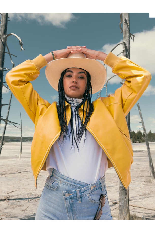 여성용 브론타이드 4(Brontide 4) 팔찌는 코센차(Cosecha)와 골드 컬러 조합으로 세련된 디자인을 자랑합니다. 해양 로프와 316L 스테인리스 스틸 소재를 사용하여 뛰어난 내구성과 방수 기능을 갖췄습니다. 브레이드 패턴의 팔찌는 수작업 매듭으로 섬세하게 제작되었으며, 레이저 각인 디테일이 돋보입니다. 조절 가능한 사이즈로 편안한 착용감을 제공하며, 내부식성과 내산성, 뛰어난 색상 유지력으로 오랫동안 변함없는 아름다움을 유지합니다. 여행, 휴가, 리조트룩에 잘 어울리는 클래식, 미니멀, 리조트 스타일의 팔찌입니다.
