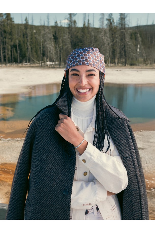 **(여성) 브론타이드 4 팔찌 - 살레르노X실버**는 해양용 로프와 316L 스테인리스 스틸 소재로 제작된 여성용 팔찌입니다. 브레이드 패턴과 매듭 디테일이 돋보이며, 방수 및 내식성이 뛰어납니다. 살레르노와 실버 컬러 조합이 세련된 느낌을 주며, 돼지와 닭 심볼 레이저 각인으로 유니크함을 더했습니다. 원 사이즈로 조절 가능하며, 수작업 스티치로 섬세함을 살렸습니다. 캐주얼, 미니멀, 클래식 스타일의 여행룩, 휴가룩, 산책룩에 잘 어울리는 팔찌입니다.
