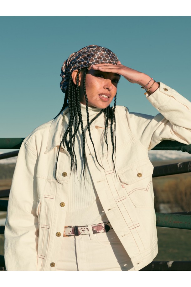 브론타이드 4 팔찌 - 카프리X골드는 여성용 팔찌로, 미니멀하고 베이직한 스타일을 추구하는 분들을 위한 제품입니다. 카프리 컬러의 선박 로프와 골드 컬러의 스테인리스 스틸 316L 소재가 조화롭게 어우러져 시원하고 세련된 느낌을 줍니다. 100% 수작업 손바느질로 제작되어 내구성이 뛰어나며, 해수 및 염분에 강하여 휴가룩이나 여행룩에 적합합니다. 레이저 각인 매듭 디테일이 돋보이며, 레이어드하여 다양한 스타일을 연출할 수 있습니다. 원 사이즈로 제작되었습니다.
