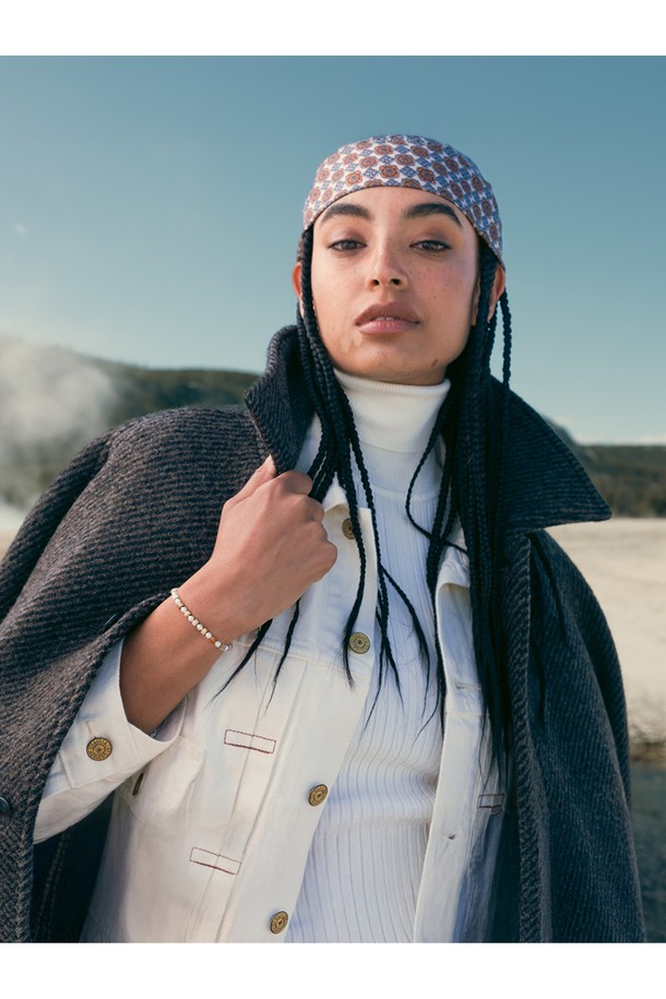 **브론타이드 4 팔찌 - 바리X골드**는 여성스러운 스타일을 완성해 줄 팔찌입니다.  4mm 두께의 로프와 스테인리스스틸 소재가 조화롭게 어우러져, 미니멀하면서도 세련된 디자인을 연출합니다.  골드와 멀티컬러의 조합은 데이트룩, 카페룩 등 다양한 TPO에  캐주얼, 미니멀, 클래식 스타일을 더해줍니다.  심플한 디자인에 보석, 참 장식을 더해 포인트를 주었으며, 원사이즈로 사이즈 조절이 가능합니다.  단독 또는 레이어드하여 개성 있는 스타일링을 즐겨보세요.
