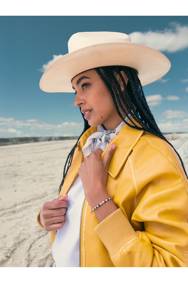 (여성) 브론타이드 4 팔찌 - 제노바X실버는 여행, 휴가, 리조트룩에 잘 어울리는 팔찌입니다. 클래식, 미니멀, 리조트 스타일을 모두 아우르며, 316L 등급 스테인리스 스틸과 선박 로프를 사용하여 제작되었습니다. 제노바 컬러와 실버 컬러의 조화가 세련된 느낌을 주며, 내식성과 내구성이 뛰어나 해수, 염분, 산성 환경에서도 변색되거나 부식되지 않습니다. 레이저 각인, 수작업 손바느질 및 매듭 디테일로 섬세함을 더했으며, ONE SIZE로 편안하게 착용 가능하며 레이어드 스타일링에도 용이합니다.
