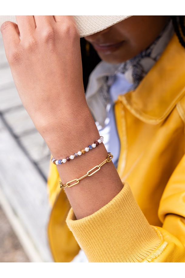 여성 브론타이드 4 팔찌 - 페루자X골드는 페루자와 골드 컬러 조합의 로프 소재 팔찌입니다. 돼지, 닭 패턴이 돋보이며, 캐주얼, 미니멀, 리조트 스타일로 여행룩, 휴가룩, 리조트룩에 매치하기 좋습니다. 316L 스테인리스 스틸과 수작업 매듭으로 제작되어 방수 및 내구성이 뛰어나며, 해수 저항 기능도 갖추었습니다. 손목 사이즈에 맞게 조절 가능하며, 우든 케이스에 담겨 제공됩니다.
