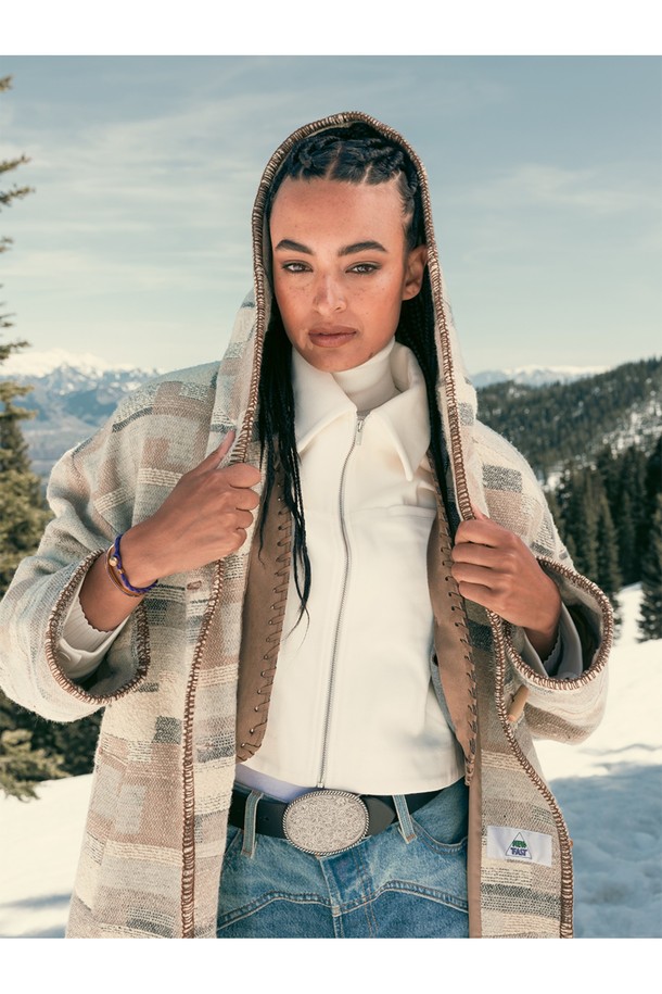 세련된 여성용 팔찌, "이지 에드 팔찌 - 로얄퍼플X골드"입니다. 로얄퍼플과 골드 컬러의 조화가 돋보이며, 데이트룩, 여행룩 등 다양한 TPO에 잘 어울립니다. 스테인리스 스틸과 마린 로프 소재를 사용하여 내구성이 뛰어나며, 방수 및 내식성 기능을 갖춰 일상생활에서 편안하게 착용할 수 있습니다. 3mm 두께의 꼬임 로프와 9mm D-shackle 연결, 수작업 스티치, 레이저 각인 디테일이 미니멀, 캐주얼, 클래식 스타일을 완성합니다. 레이어드하여 더욱 개성 있는 연출도 가능합니다.
