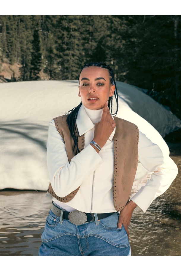 세련된 여성용 팔찌, "이지 에드" 아크틱블루X실버를 소개합니다. 3mm 두께의 꼬임 로프와 9mm 섀클 연결이 특징이며, 316L 스테인리스 스틸 소재로 제작되어 내구성이 뛰어납니다. 미니멀하고 클래식한 디자인으로 데이트룩, 모임룩 등 다양한 TPO에 잘 어울리며, 다른 팔찌와 레이어링하여 스타일링할 수 있습니다.
