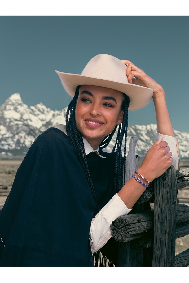 (여성) 프랭키 팔찌 - 로얄퍼플, 아크틱블루, 골드는 당신의 스타일에 세련됨을 더해줄 팔찌입니다. 로얄퍼플, 아크틱블루, 골드 컬러 조합이 돋보이며, 미니멀, 클래식, 캐주얼 스타일을 즐겨 입는 여성분들께 추천합니다. 부식 방지 기능과 내구성을 갖춘 스테인리스 스틸과 플랫 로프 소재로 제작되어 오랫동안 변함없이 착용할 수 있습니다. 플랫 로프 디자인과 로프 너비 5mm의 사이즈로 제작되어 데이트룩, 카페룩, 여행룩 등 다양한 TPO에 매치하기 좋습니다. 견고한 제작과 말끔한 외관 유지를 통해 당신의 팔목을 더욱 돋보이게 해보세요.
