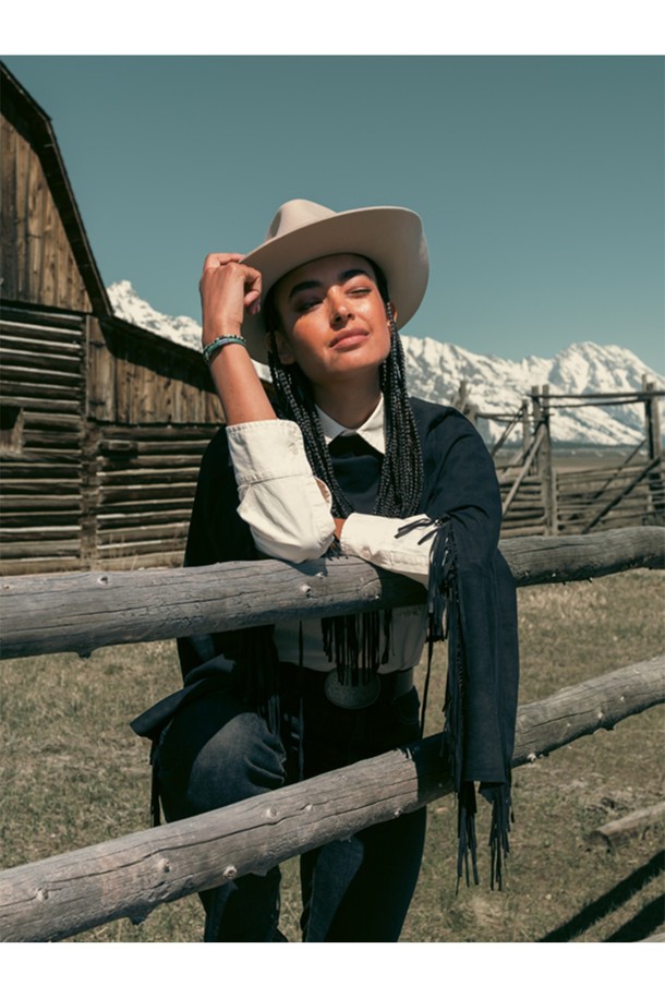 (여성) 프랭키 팔찌 - 파티나그린X골드는 데이트룩에 어울리는 미니멀, 클래식, 캐주얼 스타일의 팔찌입니다. 파티나그린과 골드 컬러 조합이 돋보이며, 5mm 두께의 플랫 로프 디자인에 수작업 매듭 디테일을 더했습니다. 내구성이 뛰어나고 방수 및 내식 기능을 갖춘 스테인리스스틸과 로프 소재로 제작되어 일상에서 편안하게 착용할 수 있습니다. 팔찌 안쪽에는 레이저 각인 장식이 있으며, 다른 팔찌와 함께 레이어드하여 개성 있는 스타일을 연출할 수도 있습니다. 사이즈는 S입니다.
