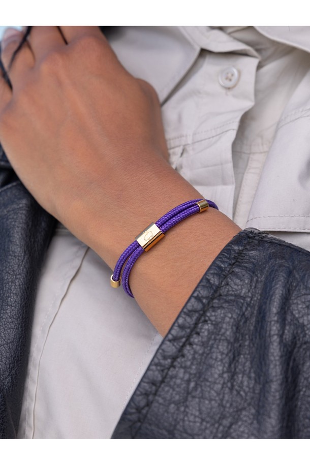 (여성) 리틀 루이스 팔찌 - 로얄퍼플X골드는 미니멀한 스타일의 여성용 팔찌입니다. 로얄 퍼플 컬러의 라운드 로프와 골드 디테일이 조화롭게 어우러져 세련된 느낌을 줍니다. 스테인리스 스틸 소재로 제작되어 방수 및 부식 방지 기능이 있으며, 견고한 촉감과 뛰어난 내구성을 자랑합니다. 수공예로 제작되어 오랜 기간 변함없이 착용할 수 있으며, 일상생활에서 포인트 아이템으로 활용하기 좋습니다. 클래식한 디자인으로 어떤 스타일에도 잘 어울립니다.

