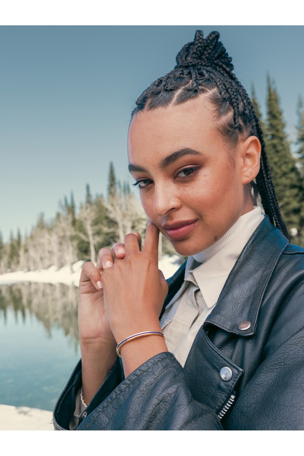 마야 루 팔찌 - 로얄퍼플X골드는 여성용 팔찌로, 미니멀하고 클래식한 스타일을 자랑합니다. 로얄퍼플과 골드 컬러의 조화가 세련된 느낌을 주며, 스테인리스 스틸과 라운드 로프 소재로 제작되어 내구성과 내식성이 뛰어납니다. 커프형 스타일로 디자인되었으며, 수작업 손바느질과 매듭 디테일이 섬세함을 더합니다. 이음새 없는 마감과 레이어드 착용이 가능하며, S 사이즈로 제작되었습니다.
