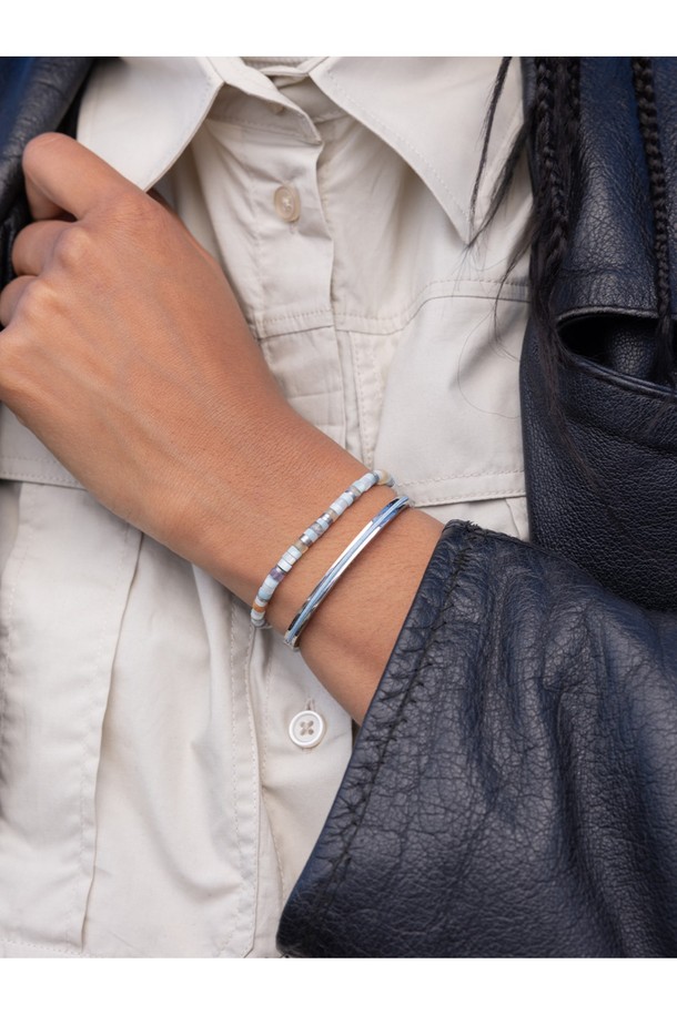 마야 루 팔찌 - 아크틱블루X실버는 여성용 팔찌로, 미니멀하고 캐주얼한 스타일을 연출합니다. 아크틱블루 컬러의 로프와 실버 컬러의 스테인리스 스틸의 조화가 돋보이며, 커프 스타일 디자인으로 제작되었습니다. 316L 스테인리스 스틸과 마린급 로프를 사용하여 방수 및 내식성이 뛰어나며, 수작업 스티치와 보이지 않는 이음새 마감으로 고급스러움을 더했습니다. 팔찌에는 레이저 각인으로 포인트를 주어 독특한 디자인을 완성했습니다. 일상생활에서 착용하기 좋은 팔찌입니다.
