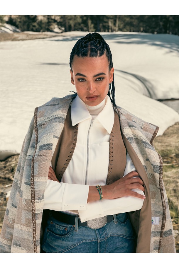 여성스러운 감각을 더해줄 마야 루 팔찌 - 파티나그린X골드입니다. 파티나그린과 골드 컬러 조합이 세련된 조화를 이루며, 스테인리스 스틸과 마린 로프 소재로 제작되어 내구성과 방수 기능을 갖췄습니다. 로프 패턴 디자인과 수작업 스티치 디테일이 돋보이며, 커프 스타일로 편안하게 착용할 수 있습니다. 클래식, 미니멀, 캐주얼 등 어떤 스타일에도 잘 어울리며, 휴가룩, 여행룩에 포인트 아이템으로 활용하기 좋습니다. 레이어드하여 개성 있는 스타일을 연출해보세요.
