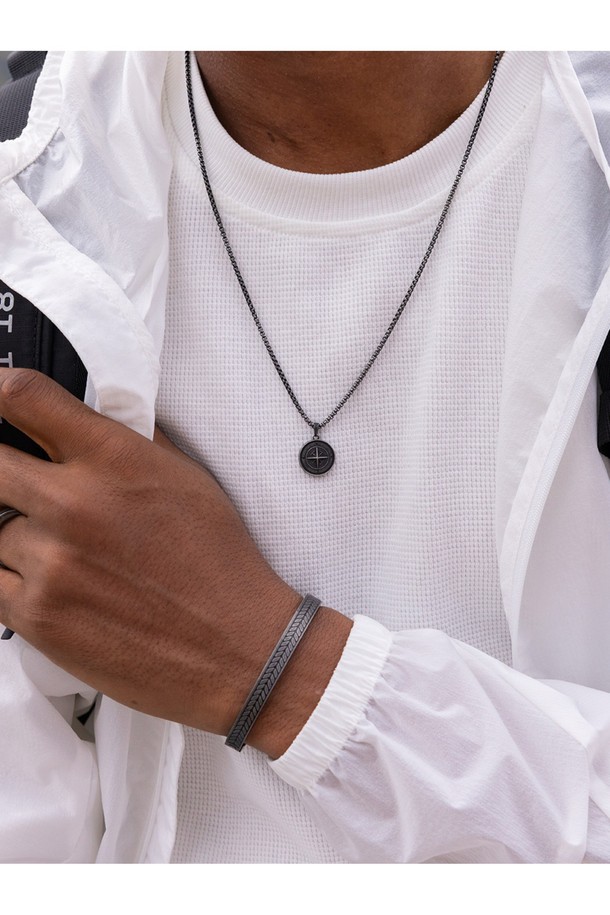 빈티지 컴퍼스 펜던트 목걸이는 316L 스테인리스스틸 소재로 제작되어 일상 속에서도 변함없는 가치를 선사합니다. 레이저 각인 디테일이 돋보이는 디자인은 미니멀, 클래식, 캐주얼 등 다양한 스타일에 매치하기 좋습니다. 해수 및 산성 환경에서도 변색 걱정 없이 착용 가능하며, 수작업으로 완성되어 더욱 특별합니다. 데이트룩에 포인트 아이템으로 활용하거나, 소중한 사람에게 선물하기에도 좋습니다. 프리미엄 우드 케이스에 담겨 소장 가치를 더합니다.
