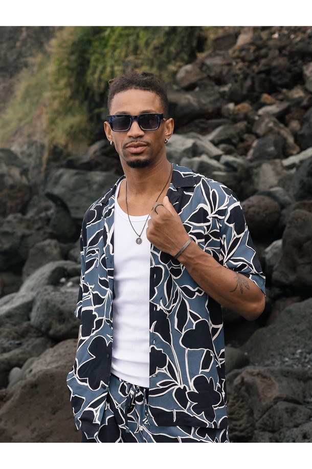 빈티지 밥 펜던트 목걸이는 시원한 실버 컬러로 제작되어 캐주얼, 미니멀, 클래식 스타일을 모두 소화합니다. 316L 의료용 스테인리스 스틸과 선박 로프 소재로 제작되어 내구성이 뛰어나며, 사계절 내내 착용하기 좋습니다. 레이저 각인 펜던트, 문구, 얼굴, 문장 각인 등 다양한 패턴/무늬를 선택할 수 있습니다. 방수, 내구성, 내식성이 뛰어나 여행룩, 휴가룩에 포인트 아이템으로 활용하기 좋으며, 땀이나 염분에 강해 해양 스포츠 활동에도 적합합니다. 녹슬지 않아 오랫동안 변함없이 착용할 수 있습니다.
