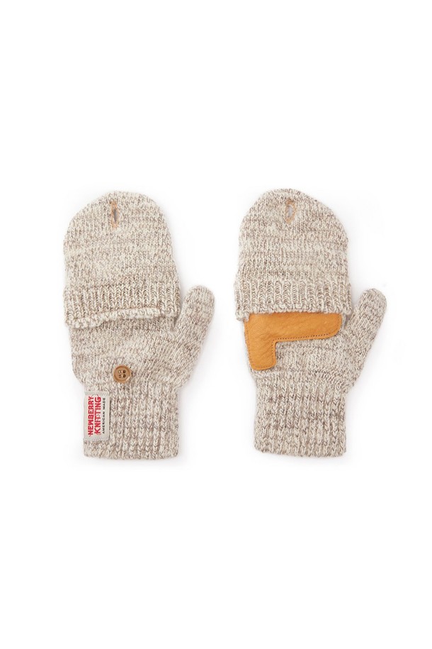 사슴가죽 글로밋장갑 - 오트밀은 가을, 겨울 시즌에 어울리는 남녀 공용 장갑입니다. 부드러운 촉감의 사슴가죽과 울, 나일론 혼방 소재로 제작되어 보온성과 신축성을 갖췄습니다. 손바닥 부분에 사슴가죽을 덧대어 내구성을 높였으며, 핑거리스와 일반 장갑 두 가지 스타일로 착용 가능하여 실용적입니다. 오트밀, 네이비, 올리브, 차콜 4가지 색상으로 출시되었으며, 한국인 손 사이즈에 최적화된 핏을 제공합니다. 캐주얼, 아메카지 스타일의 겨울 데일리룩, 산책룩, 여행룩에 매치하기 좋습니다.
