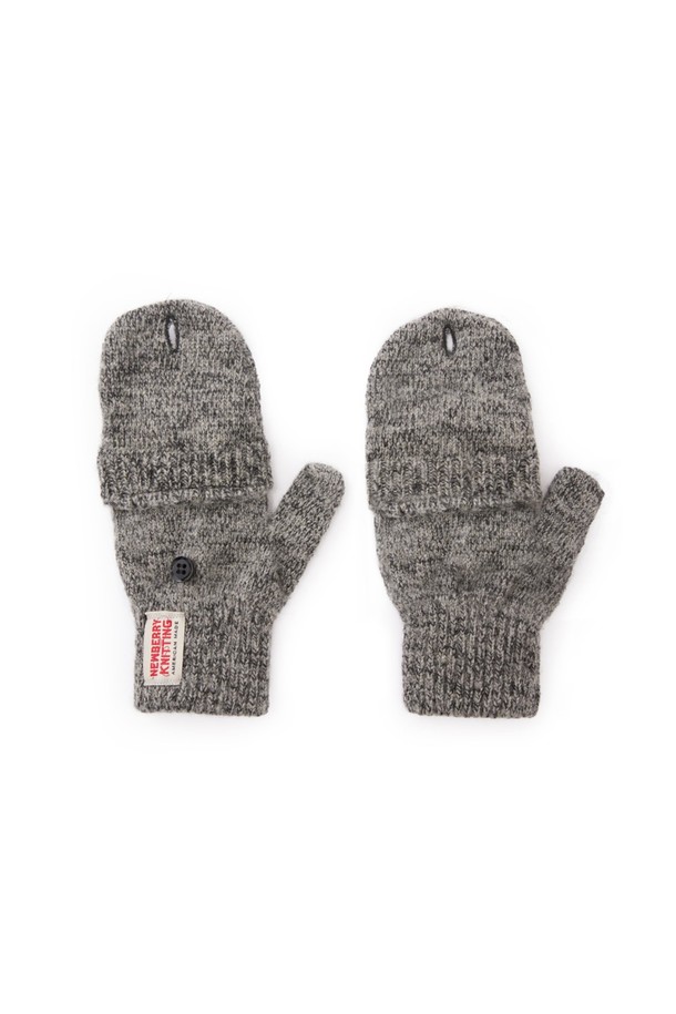 글로밋 장갑 - 차콜은 겨울철 데일리룩에 어울리는 남녀 공용 장갑입니다. 울, 나일론, 소가죽 소재를 사용하여 부드러운 촉감과 뛰어난 보온성을 제공하며, 두꺼운 두께감으로 추위를 효과적으로 막아줍니다. 클래식 및 캐주얼 스타일을 아우르는 무지 디자인에 가죽 패치 디테일이 더해져 세련된 멋을 연출합니다. 컨버터블 글로브-미튼 디자인으로 핑거리스 장갑으로 변형하여 실용성을 높였으며, 아시안 핏 사이즈로 편안한 착용감을 선사합니다.
