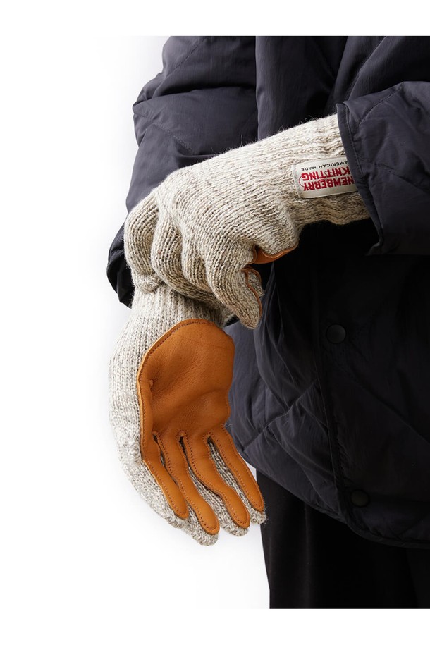 **사슴가죽 울장갑 - 오트밀**은 부드러운 촉감과 뛰어난 보온성을 자랑하는 겨울철 필수 아이템입니다. 손바닥 부분의 사슴가죽 보강으로 내구성을 높였으며, 신축성이 좋은 울 소재와 뉴텍 안감을 사용하여 편안한 착용감을 선사합니다. 은은한 오트밀 컬러에 무지 디자인, 가죽 패치 디테일로 캐주얼, 아메리카나 스타일을 연출하기 좋습니다. 겨울 데일리룩, 산책룩, 여행룩 등 다양한 TPO에 활용 가능하며, 남녀 모두 착용할 수 있는 아시안 핏으로 제작되었습니다. 수제작으로 완성된 따뜻한 울 장갑으로 겨울철 스타일과 보온을 동시에 잡으세요.
